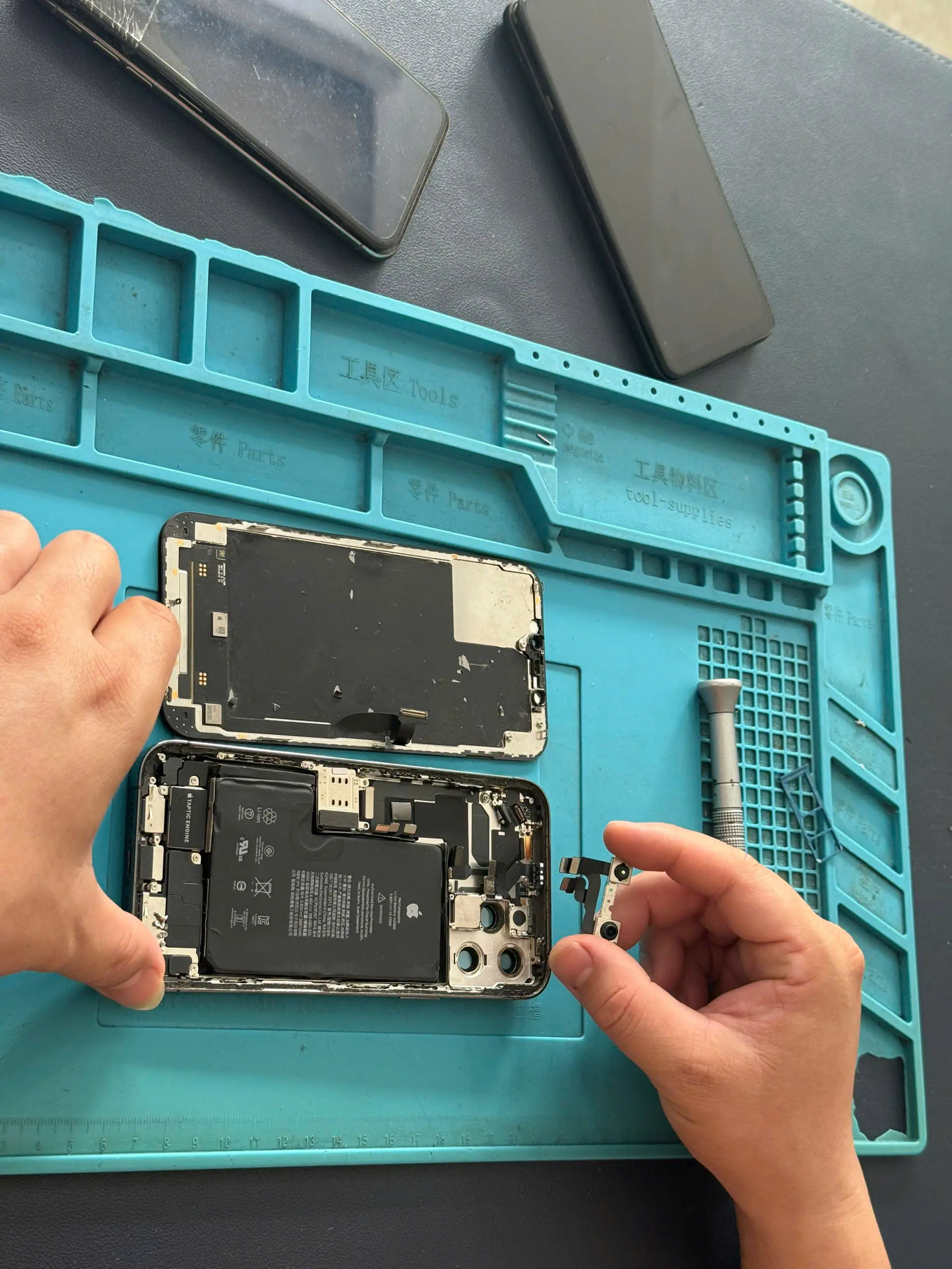 Ky thuat vien tai Nhan Mobile kiem tra test ky thuat may cu da qua su dung