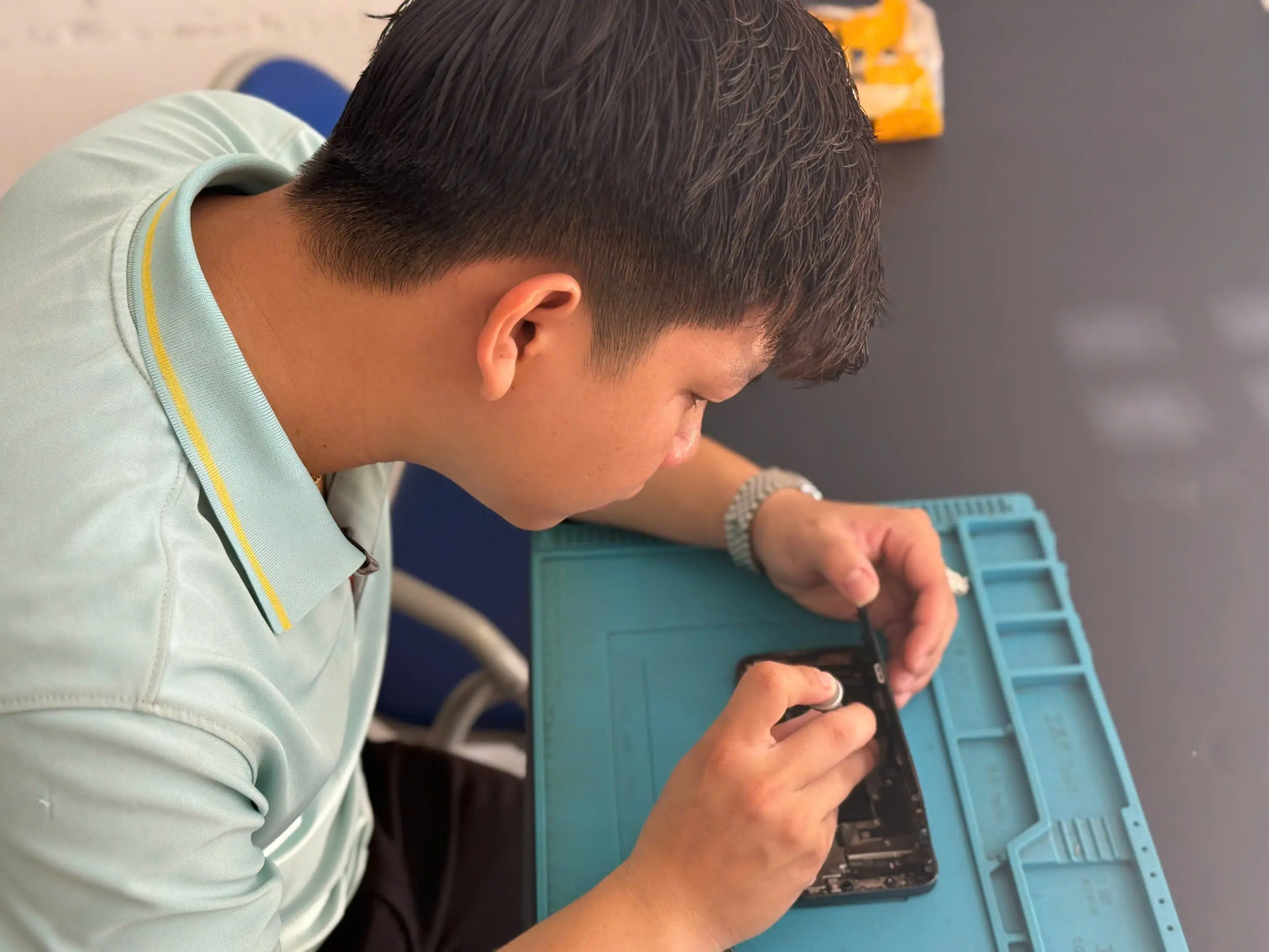 Ky thuat vien tai Nhan Mobile kiem tra test may truoc khi thu mua dien thoai cu gia tot