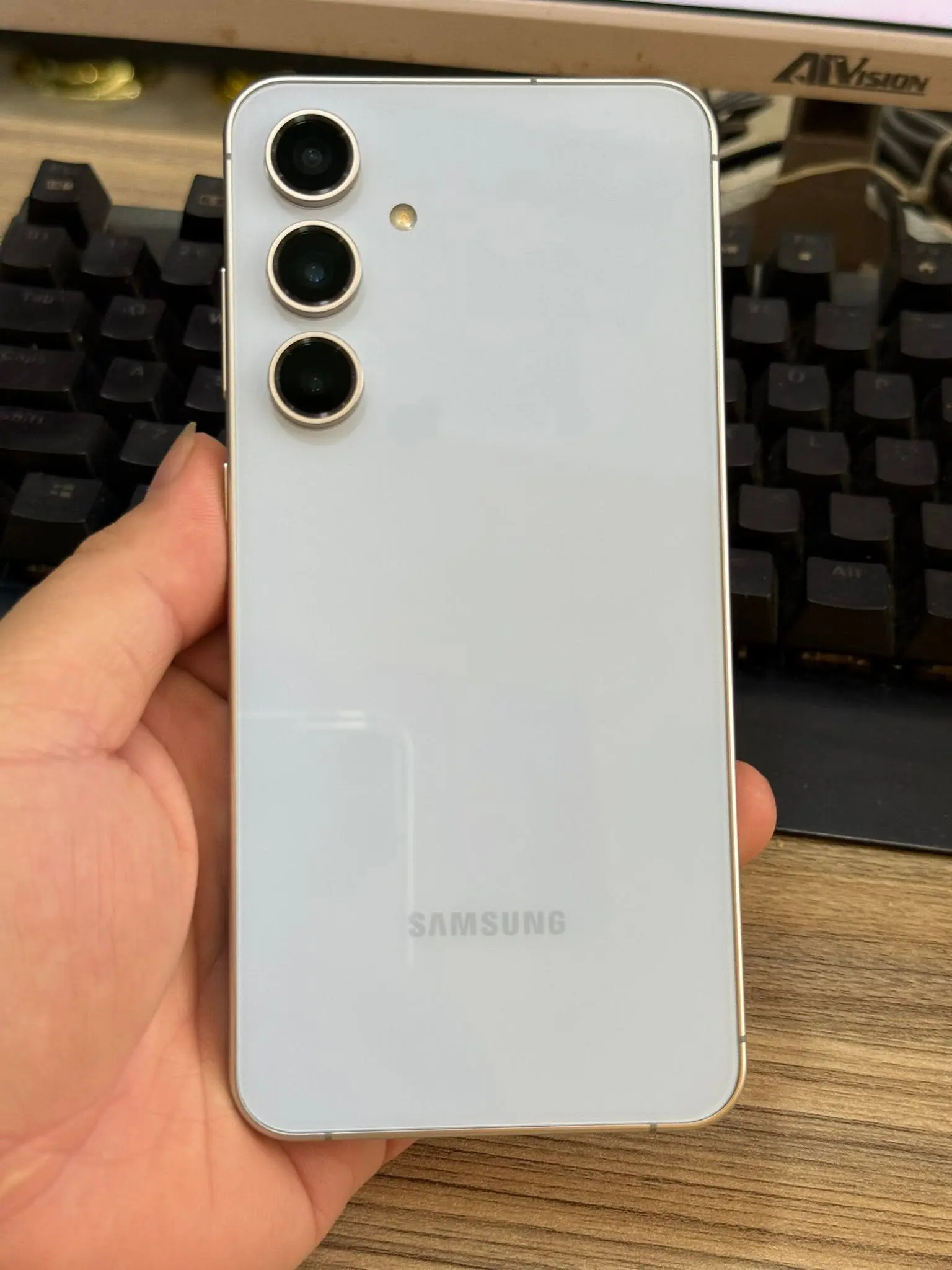 Lop phong ve an toan va uu dai khi mua ban dien thoai samsung cu gia tot tai Nhan Mobile