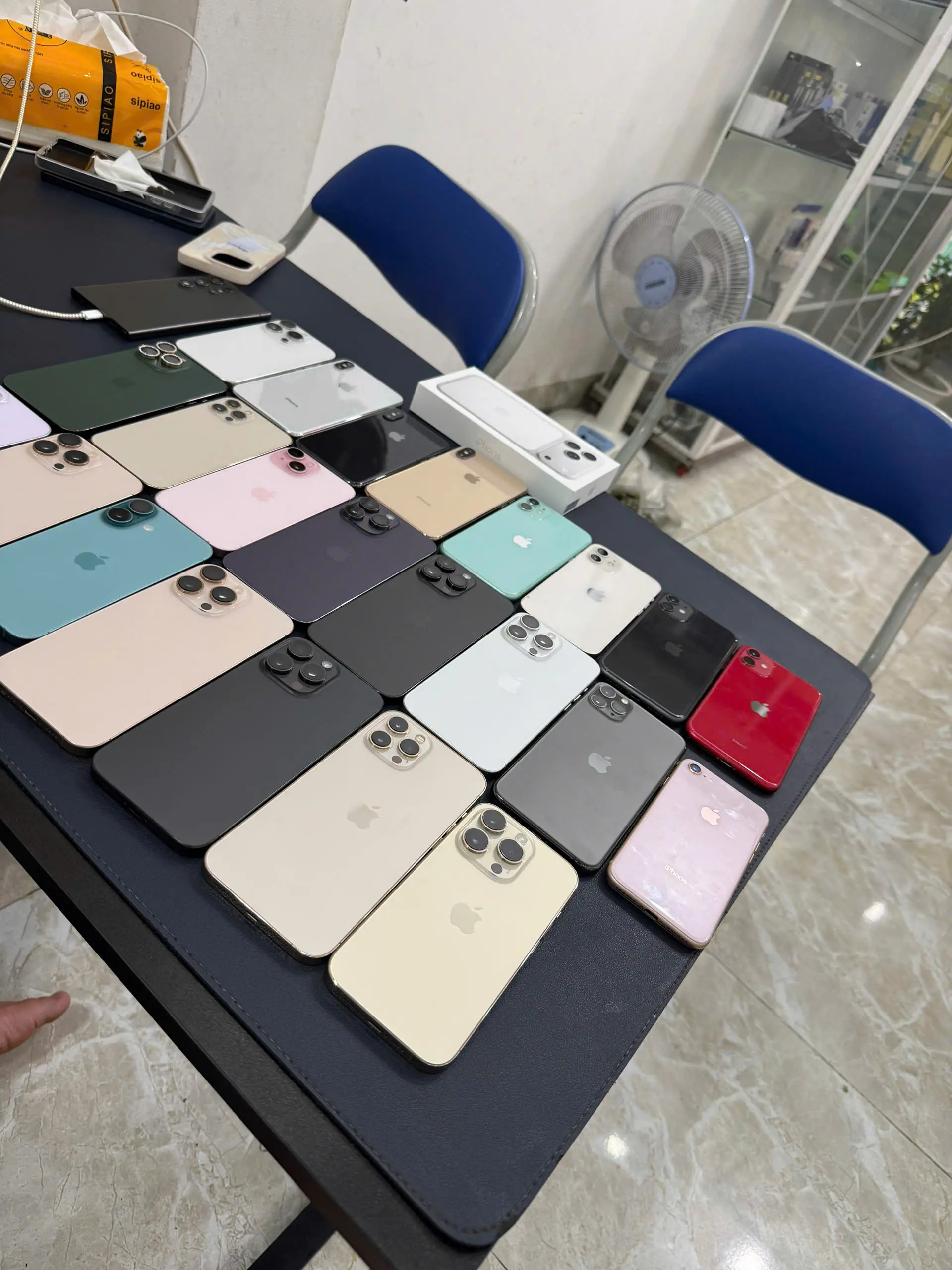 Nhân Mobile kho chứa nhiều iphone 15 giá rẻ cho người tiêu dùng
