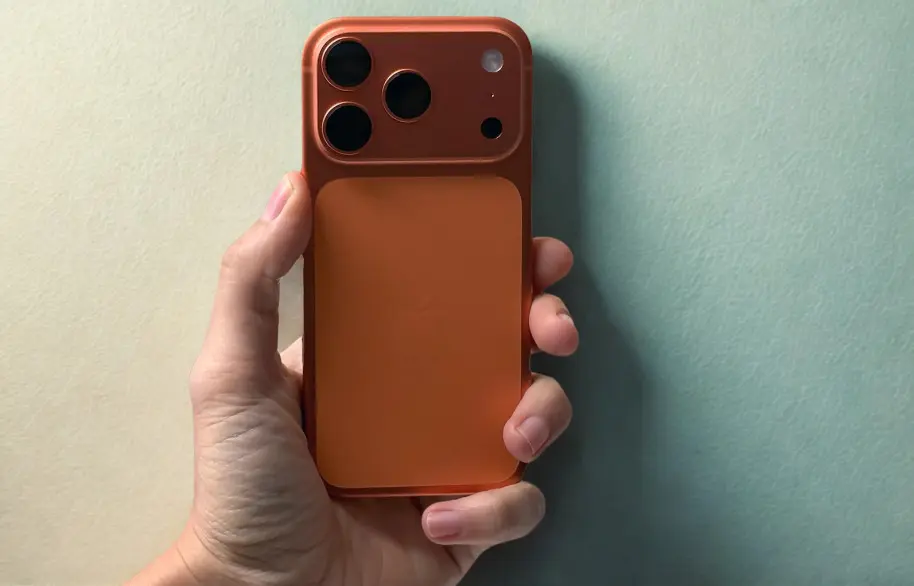 Trải nghiệm đập hộp iPhone 17 màu cam thực tế tại cửa hàng